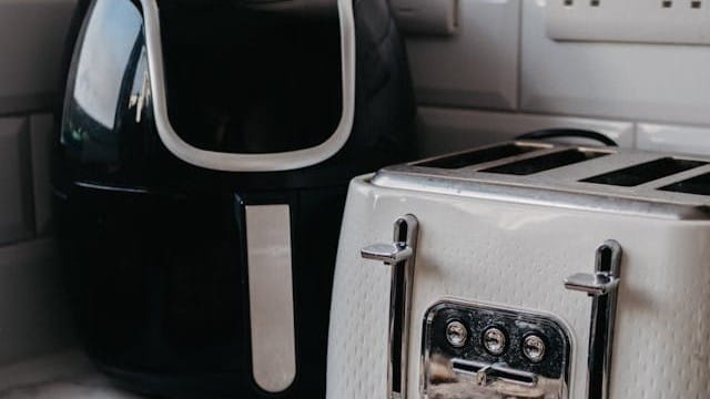 Airfryer ja leivänpaahdin keittiön tasolla